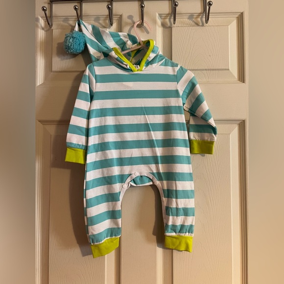 Atpapa Catpapa, one piece striped romper w/Pom Pom on attached hat, size 6-12 mo - Picture 4 of 5